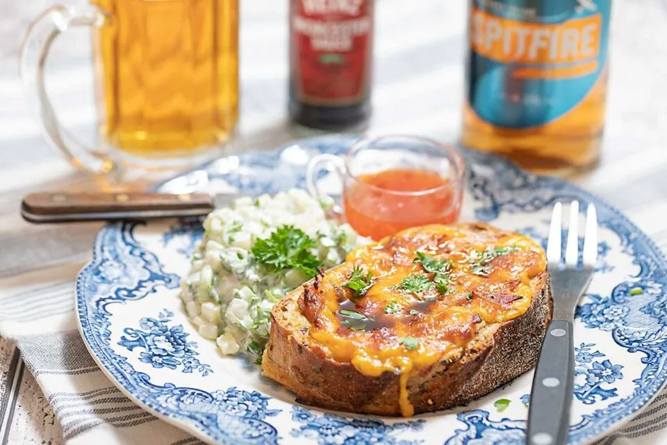 Lämpimät juustoleivät - Welsh Rarebits
