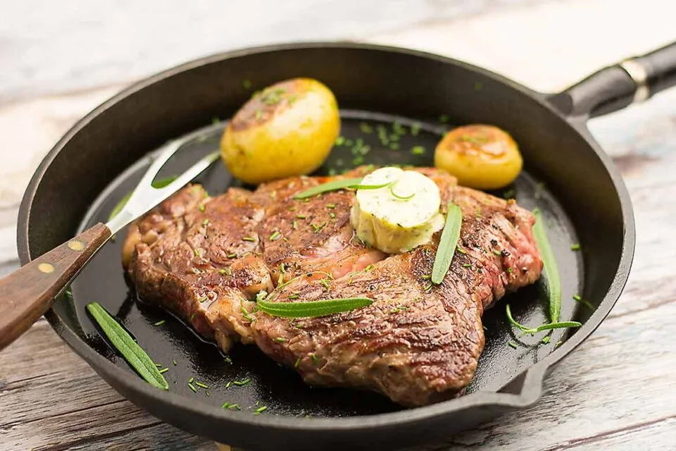 Entrecôte-pihvit ja maustevoi