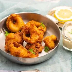 Friteeratut sipulirenkaat