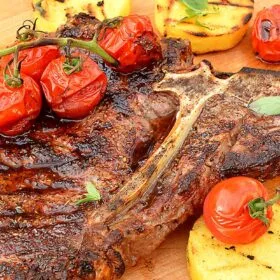 Grillattu T-luupihvi "bistecca" sekä juustopolentaa
