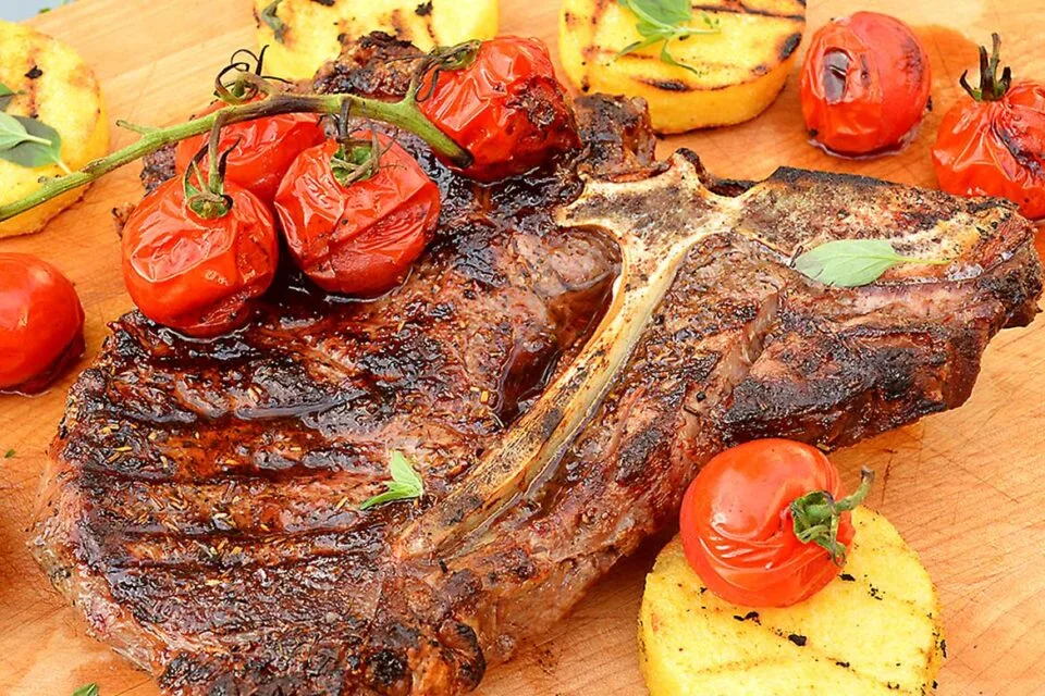Grillattu T-luupihvi "bistecca" sekä juustopolentaa