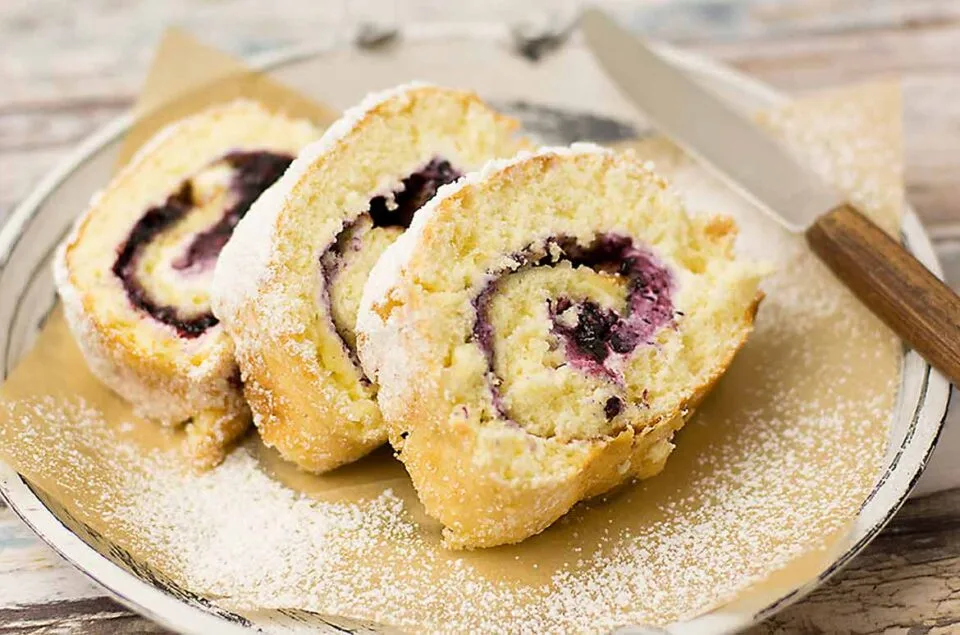 Mustikka-mascarpone kääretorttu