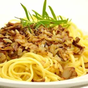 Tattipasta voi-rosmariinikastikkeessa