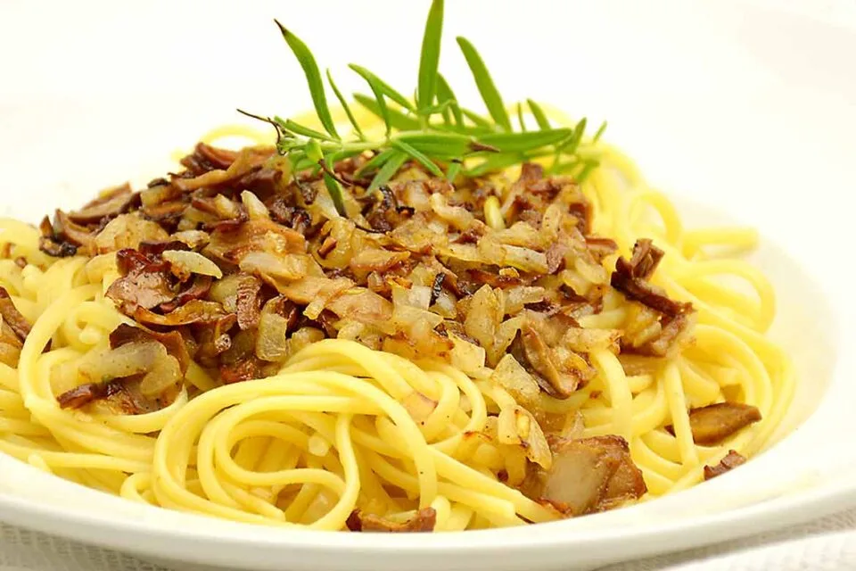 Tattipasta voi-rosmariinikastikkeessa