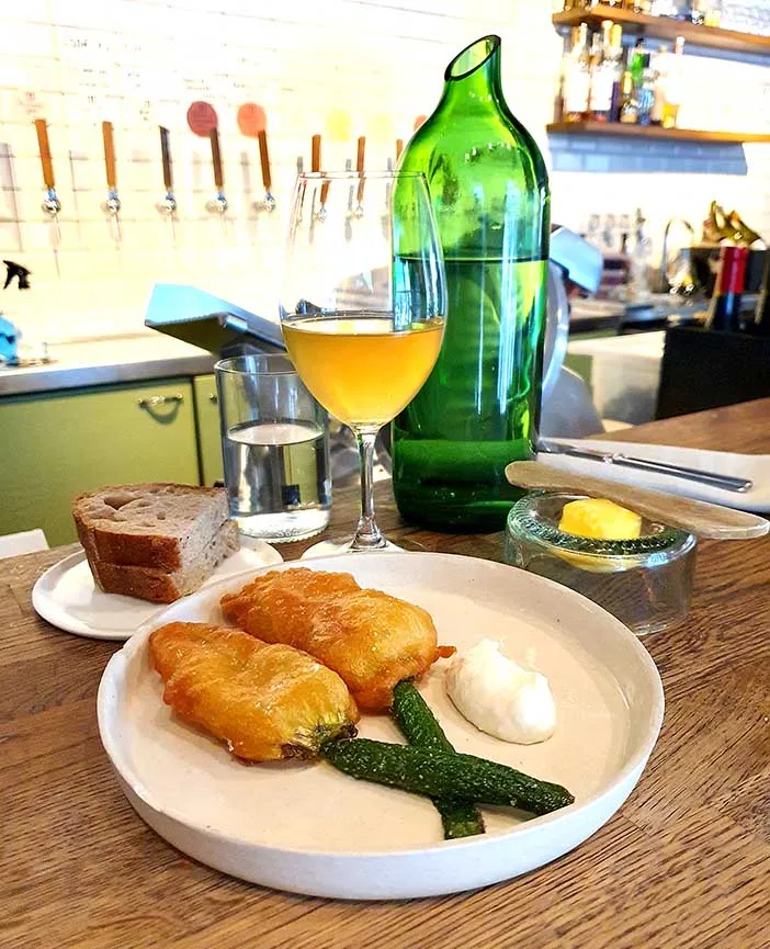 Restaurant Nolla kesäkurpitsan kukkaa ja oranssia viiniä