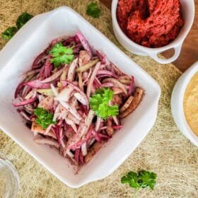 Omena-sipulisalaatti